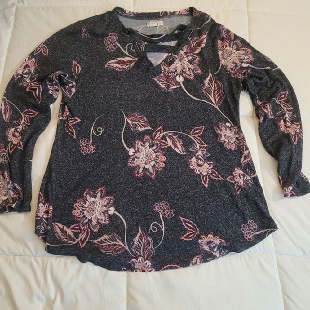 Maurices 24/7 Floral Lace-Up Top Size Large.. O-3